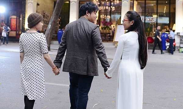 Á quân Giọng hát Việt nhí 2013 có buổi chụp hình quảng bá cho live show của ba nuôi. Giọng ca Đập vỡ cây đàn dẫn hai con nuôi bước vào một quán trà sau khi kết thúc công việc.