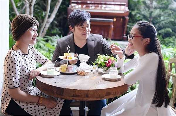 Quang Lê hạnh phúc bên hai ca sĩ nhí. Gần đây, anh bị phản hồi để Phương Mỹ Chi chạy show quá nhiều. Dù vậy, á quân Giọng hát Việt nhí vẫn đạt thành tích học tập tốt. Sắp tới, anh dự định phát hành album đầu tay cho con nuôi.