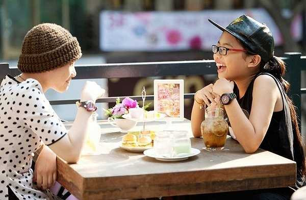 Sau buổi chụp hình, Phương Mỹ Chi thay trang phục trẻ trung, cá tính ngồi ăn bánh, uống nước cùng Huyền Trân. Cả hai nói chuyện rôm rả.