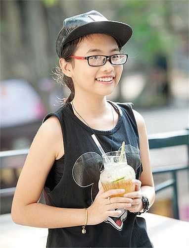 Phương Mỹ Chi ngày càng ăn mặc sành điệu. Cô là cái tên hot sau cuộc thi Giọng hát Việt nhí 2013 nhờ chất giọng dân ca ngọt ngào, sâu lắng. 