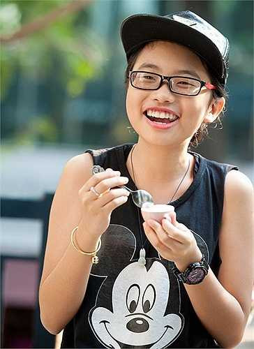 Khoảnh khắc đời thường dễ thương của giọng ca Quê em mùa nước lũ. Thời gian qua, thông tin Phương Mỹ Chi có nguy cơ mất giọng khiến nhiều người lo lắng. Không ít ý kiến cho rằng đây là hậu quả của việc bé chạy show nhiều.