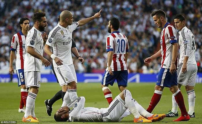 Ngoài việc dùng Ramos trong vai trò một tiền vệ, Ancelotti cũng đẩy James Rodriguez lên đá tiền đạo phải thay Bale.