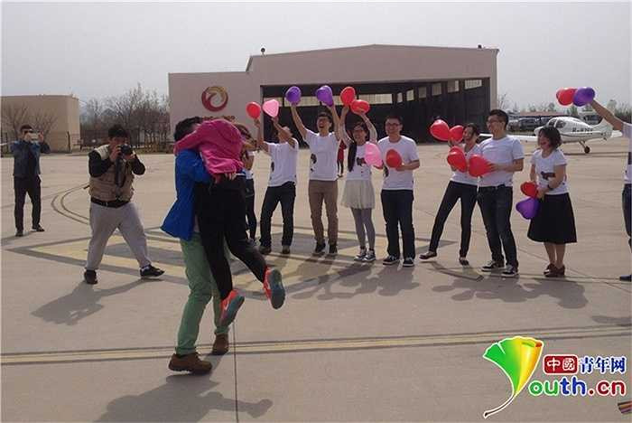 Sau màn lượn trên không, cô gái và chàng trai ôm chầm lấy nhau trong tiếng hò reo của bạn bè
