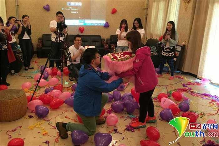 Tại vòng chờ VIP của sân bay, chàng trai đã cầu hôn chính thức cô gái. Cô gái đã gật đầu đồng ý vì hạnh phúc 