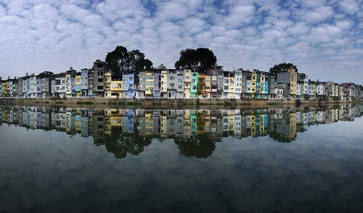 tác giả Vũ Minh Quân với tác phẩm Bóng nước mây trời.