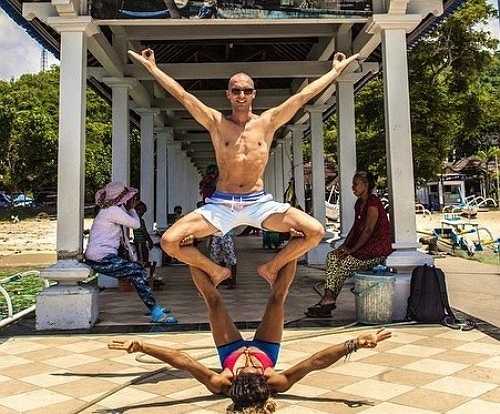 Theo My Modern Met, cặp vợ chồng Honza và Claudine Lafond (ở Sydney, Australia) đang rất nổi tiếng với bộ ảnh độc đáo về yoga.