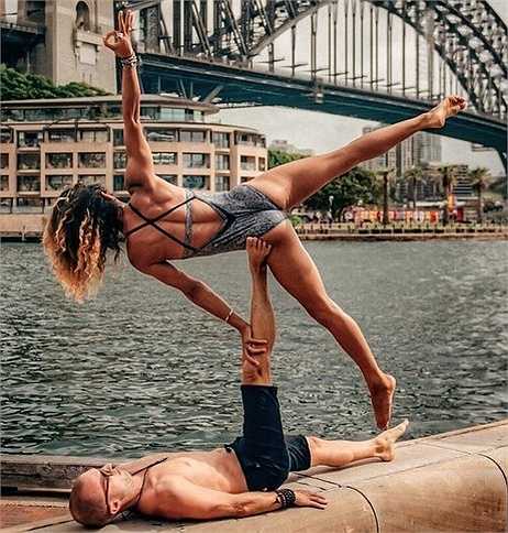 Hai vợ chồng bên bờ Circular Quay (Sydney, Australia).