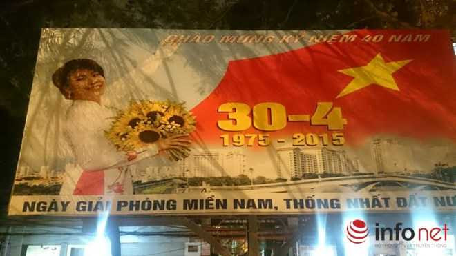 Xuất hiện pano 'kì dị' chào mừng 30/4 ở Hà Nội