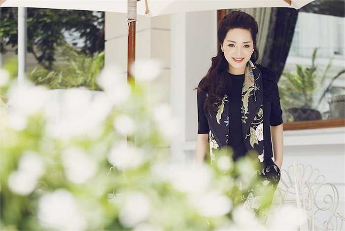 Giáng Mi là một trong số những người đẹp Việt thường xuyên xuất hiện với những bộ đồ hàng hiệu.