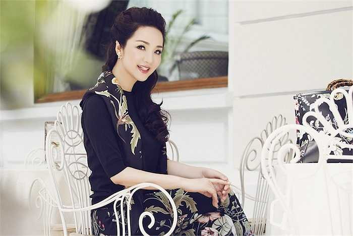 Trang phục đời thường hằng ngày , gợi cảm giúp Giáng My xinh xắn như cô gái đôi mươi.