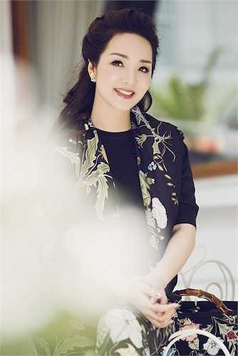 Nhan sắc của người đẹp U50 được tôn lên nhờ những trang phục hàng hiệu.