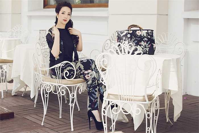 Trong bộ ảnh mới tung ra, Hoa hậu Đền Hùng diện một set đồ hàng hiệu từ đầu đến chân. Đôi giày cô đi thuộc dòng Signature, có giá khoảng $1500 của Christian Louboutin.