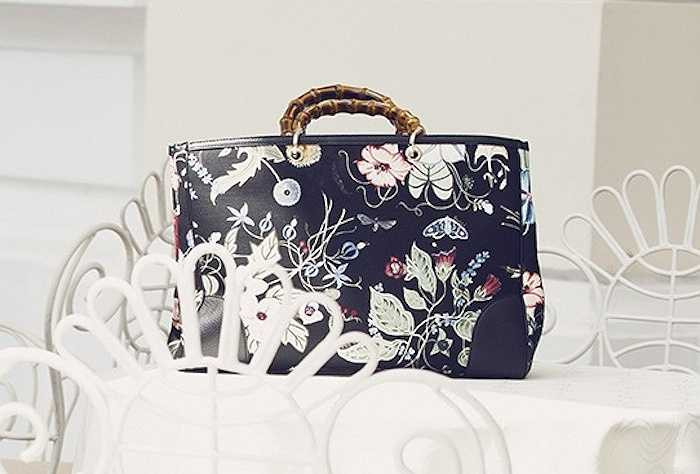 Chiếc túi cô dùng có tên 'The Bamboo Floral Tote Shopper Bag' thuộc BST Resort Xuân - Hè 2015 của Gucci, có giá $2,190. 