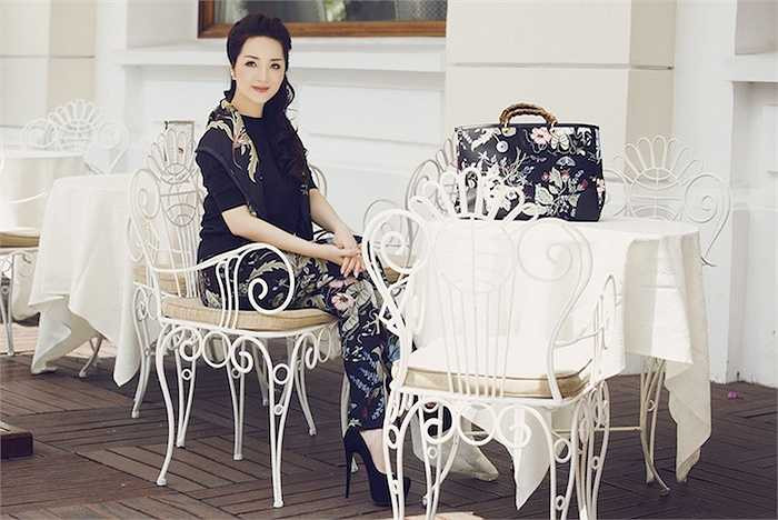 Quần và khăn của cô cũng thuộc BST này. Quần của người đẹp có giá $995.