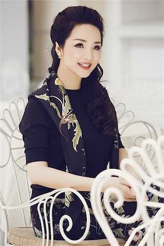 Như vậy, 'cây' hàng hiệu của người đẹp có giá khoảng 100 triệu đồng.