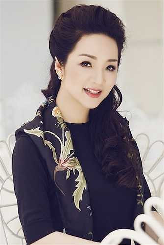 Khác hẳn với sự lộng lẫy và cầu kỳ khi xuất hiện trên thảm đỏ showbiz Việt, thời trang đời thường của hoa hậu đền Hùng thiên về sự nhẹ nhàng từ kiểu dáng đến màu sắc giúp người mặc trở nên trẻ hơn tuổi.