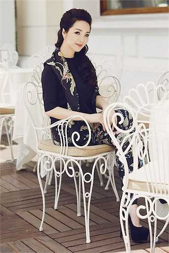 Cô luôn mặc những trang phục đồ hiệu đắt tiền nhưng tinh tế.