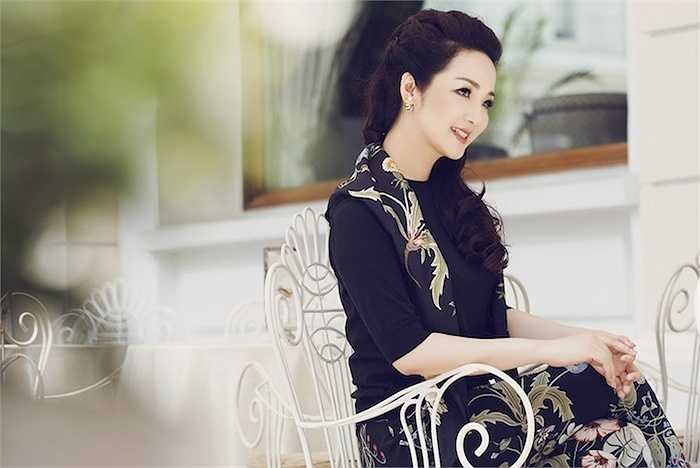 Trong đó, trang phục có gam màu thanh nhã thường được Giáng My sử dụng và giúp cô ghi điểm về street style.