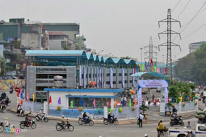 Sáng 24/4, Công ty TNHH MTV Khai thác điểm đỗ xe Hà Nội khánh thành và đưa vào khai thác công trình điểm đỗ xe giàn thép trên phố Trần Nhật Duật (quận Hoàn Kiếm). Công trình có tổng diện tích gần 2.000 m2, bên trong có đường giao thông nội bộ, cây xanh, các công trình phụ trợ và 2 cửa ra vào bãi. Được khởi công từ tháng 10/2014, bãi đỗ xe giàn thép có tổng mức đầu tư trên 30 tỷ đồng.