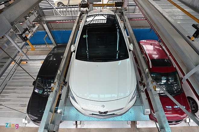 Theo ông Phạm Văn Đức, Phó giám đốc công ty TNHH MTV Khai thác điểm đỗ xe Hà Nội, đây là dự án thí điểm lắp dựng giàn thép đỗ xe công cộng lớn nhất thủ đô. Sau dự án này, công ty sẽ từng bước nhân rộng và phát triển đồng bộ hệ thống hạ tầng giao thông tĩnh theo hướng hiện đại hóa, nhằm nâng cao chất lượng phục vụ của các bến điểm đỗ xe. 'Điều này giúp tiết kiệm quỹ đất, góp phần tăng diện tích giao thông tĩnh đáp ứng nhu cầu đỗ, gửi ôtô rất lớn hiện nay', ông Đức cho hay.