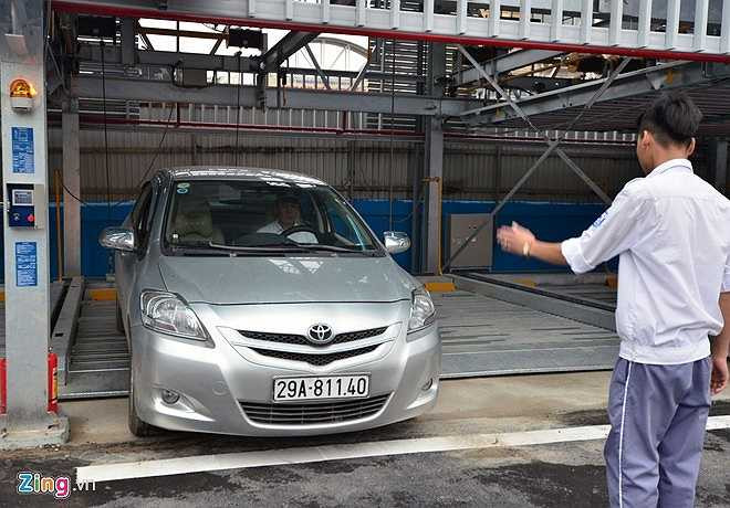 Sau 6 tháng lắp dựng các nhân viên đã có thể vận hành sau khi các chuyên gia nước ngoài bàn giao. Trong ảnh, ôtô lùi lên pallet dưới sự hướng dẫn của nhân viên bãi đỗ.