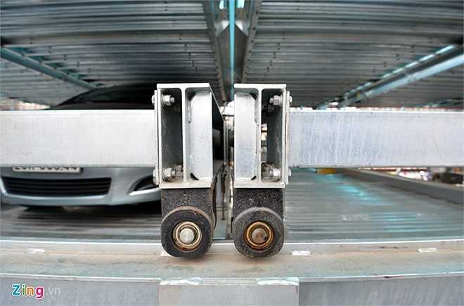 Cơ cấu nâng hạ và dich chuyển ngang bằng cáp cho các pallet vào đúng vị trí trên mỗi block khi xe vào.