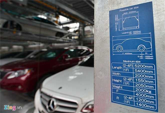 Bảng ghi thông số dài, rộng, cao quy định đối với mỗi pallet ở các tầng. Trọng lượng xe tối đa 2 tấn.