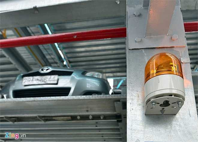 Giàn đỗ trang bị thiết bị an toàn và đảm bảo tuyệt đốt cho người vận hành cũng như phương tiện. Hệ thống cảm biến thông minh trên giàn thép sẽ phát chuông cảnh báo và sáng đèn khi có người hoặc vật thể ở khu vực vận hành. Ngay lập tức, thao tác đưa xe vào vị trí sẽ tạm ngừng.