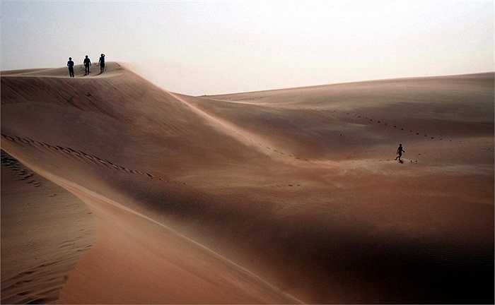 Những người khách du lịch đang khám phá các đụn cát ở sa mạc Mauritanian