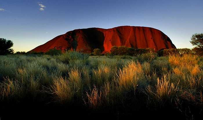 Cảnh hoàng hôn ở Ayers Rock, một trong những địa điểm du lịch hấp dẫn ở Australia, thu hút 400.000 khách mỗi năm