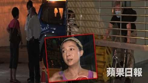 Ngô Ỷ Lợi ở bên ngoài trường đến tối muộn chờ con.