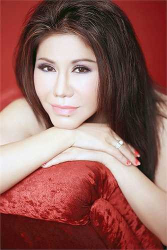 Sau khi thu âm băng cassette đầu tiên, chị liên hệ tiệm băng đĩa để gửi bán nhưng nhiều đại lý từ chối vì không biết chị. Sơn Tuyền chia sẻ: 'Lúc đó, Tuyền nói với các đại lý là em thích hát, anh chị cứ lấy bán, bán được thì trả tiền không được thì thôi.'