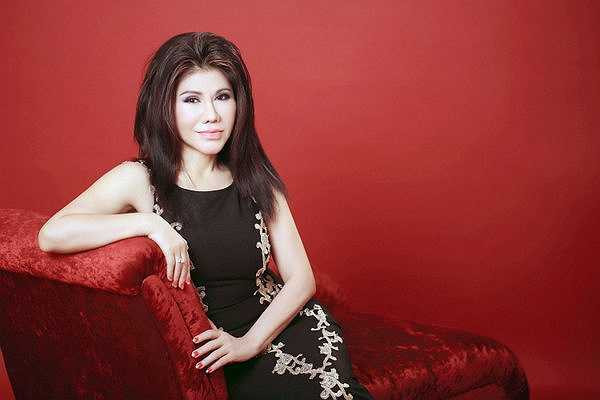 'Chắc nhờ sự ăn nói dễ thương và dường như cảm nhận được lửa yêu nghề trong mình mà mọi người nhận bán. Lúc đầu Tuyền cũng không mong gì nhiều vì biết mình chưa là ai cả nhưng may mắn đã mỉm cười với Sơn Tuyền khi mỗi lần tiệm đĩa mở lên là khán giả hỏi và mua, truyền tai nhau'