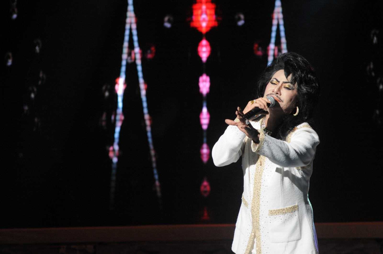 (VTC News) - Hơn 20 năm gắn bó với nghiệp cầm ca, có lẽ với sự cố gắng và nỗ lực hết mình, danh ca Tuấn Anh đã chiếm trọn trái tim của khán giả hâm mộ trên khắp thế giới.