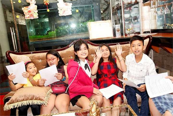 Vốn rất yêu trẻ con, đặc biệt ca sĩ Cẩm Ly luôn dành nhiếu sự ưu ái cho các em nhỏ trong đội của mình bước ra từ Giọng hát Việt nhí