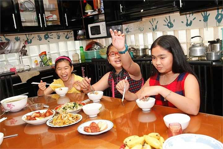 Các giọng hát nhí tỏ ra nghiêm túc hơn hẳn, trường thành hơn khi cùng cô giáo tập luyện tiết mục này.