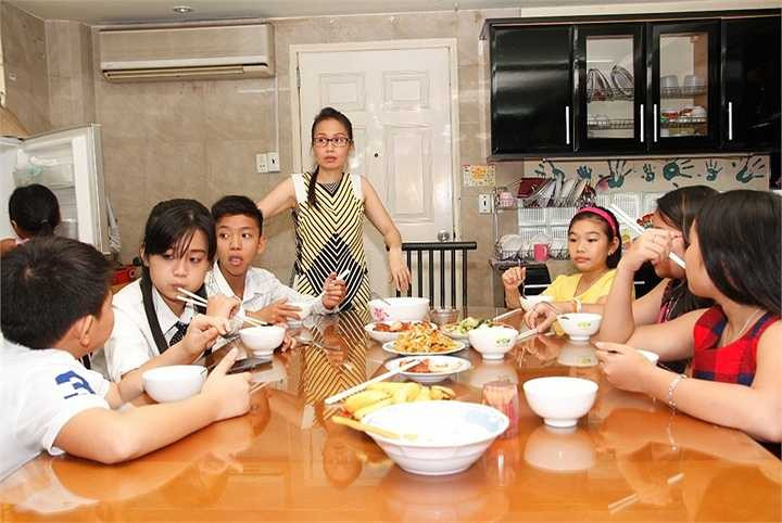 'Ly chỉ biết tập trung hết sức để chuẩn bị thật tốt thôi vì Ly luôn muốn dành cho khán giả của mình những tiết mục hay nhất.' – Chị Tư chia sẽ.