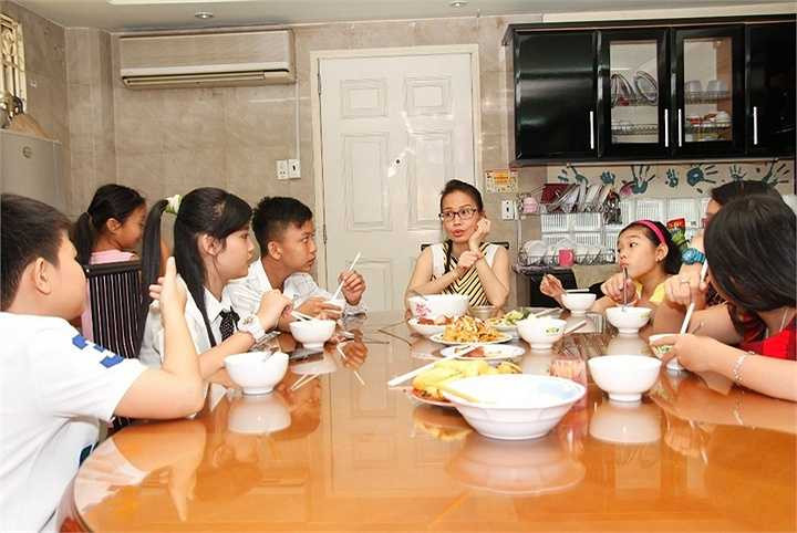 Liveshow lần này sẽ dẫn dắt khán giả yêu mến tiếng hát Cẩm Ly đến với những khúc hát dân ca ngọt ngào, mang đậm nét quê hương và những lời ca ý nhạc gần gũi cùng những ca khúc nhạc trẻ.