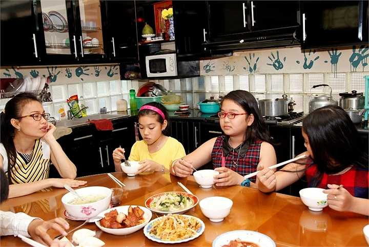 Các khách mời như Giao Linh, Phương Dung, Đan Trường, Trường Giang… sẽ cùng nhân vật chính tạo ra những tiết mục song ca, tam ca đặc biệt cùng những mãng kịch nho nhỏ về đời sống tinh thần của những người dân miền Tây Nam Bộ.