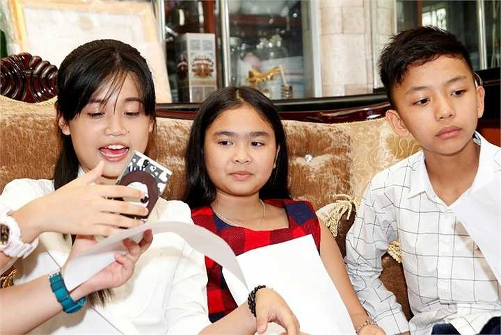 Tham gia Tự tình quê hương 5, các em nhỏ gần như mang hết sự yêu quý, kính trọng dành cho cô giáo Cẩm Ly của mình