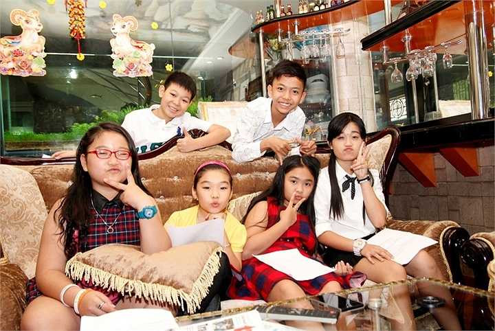 Những ngày tập luyện cùng cô cho các tiết mục ngay ở nhà cô Cẩm Ly đã giúp cho các em thoải mái hơn, tự nhiên hỏi cách hát làm sao thật hay, cũng như chia bè chia câu cho từng giọng hát sao cho phù hợp nhất. 