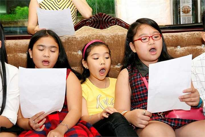 Không những thế, Cẩm Ly còn tự tay cùng nhà thiết kế may luôn trang phục cho các em trong chương trình này.