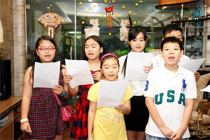 Tiết mục đầu tiên đó chính là sự kết hợp của cô Cẩm Ly với những giọng hát nhí ở một liên khúc dân ca các vùng miền đặc sắc với không khí tươi vui rộn ràng