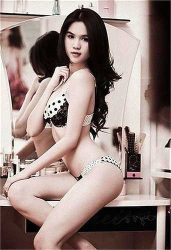 Cô cũng tạo dáng rất chuyên nghiệp trong những bộ cánh kiệm vải.