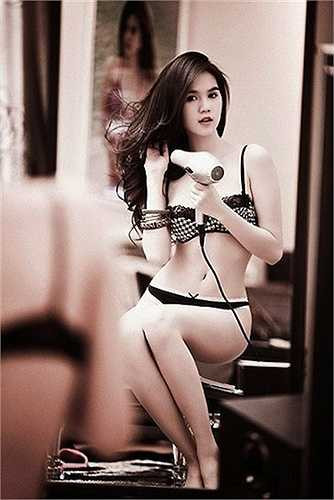 Cô có số đo hình thể đẹp, nước da trắng bóc như búp bê sứ cùng vẻ ngọt ngào, quyến rũ. 