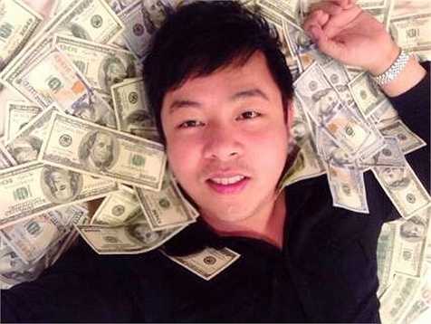 Quang Lê bị ném đá ác liệt vì chia sẻ hình nằm trên đống tiền USD với mệnh giá lớn (100USD – hơn 2 triệu đồng/tờ). 'Tiền có đem hạnh phúc? Có người cho là Tiền không đem hạnh phúc, vì Tiền có thể mua căn nhà nhưng không mua được tổ ấm, Tiền có thể mua người mình yêu thương, nhưng không mua được trái tim của người đó. Nhưng hỏi thế gian có ai hạnh phúc mà không có tiền?'