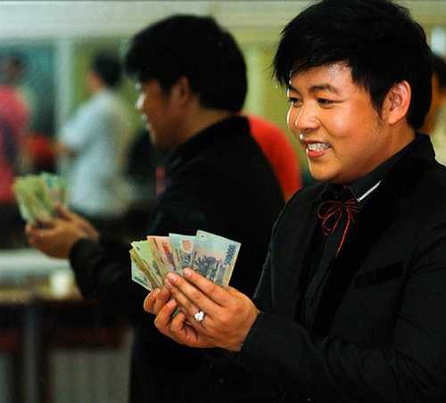 Quang Lê không ngần ngại chụp ảnh với tiền