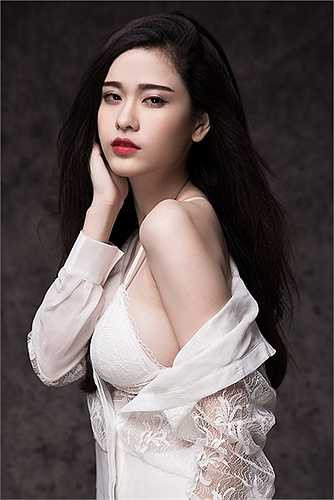 Thời gian gần đây tinh thần cô đã thoải mái trở lại, gặp gỡ bạn bè và xinh đẹp hơn trước rất nhiều.