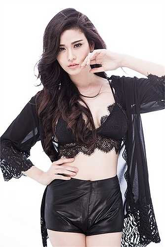 Cô cũng thường xuyên có mặt đều đặn tại một phòng tập thể dục để luyện tập thể chất đáp ứng những vũ đạo trong MV sắp tới của cô.