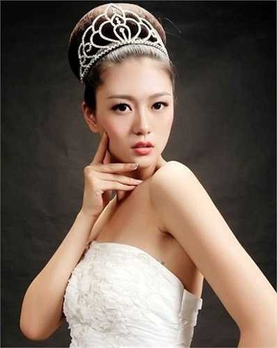 Đinh Uyển Trữ, năm nay 18 tuổi, sở hữu dung nhan xinh đẹp và chiều cao bao người mơ ước (1,76m). Cô nbạn luôn là tâm điểm của sự chú ý ở mọi lúc, mọi nơi.